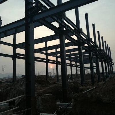 크레인 빔과 함께 큰 스판 가벼운 철강 구조 건물 작업실