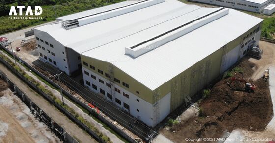 경사진 지붕과 콘크리트 기초를 갖춘 대형 프리캐스트 강철 구조 사무실 건물