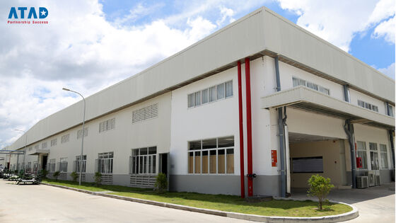 경사진 지붕과 콘크리트 기초를 갖춘 대형 프리캐스트 강철 구조 사무실 건물