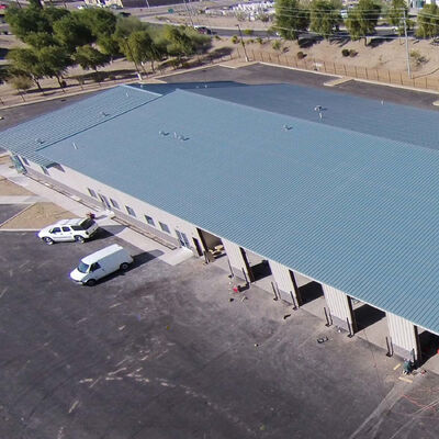 경사 지붕을 갖춘 철골 구조물 생산 및 가공 작업장