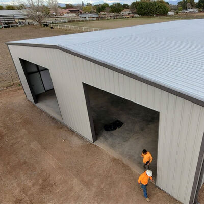 경사 지붕을 갖춘 철골 구조물 생산 및 가공 작업장